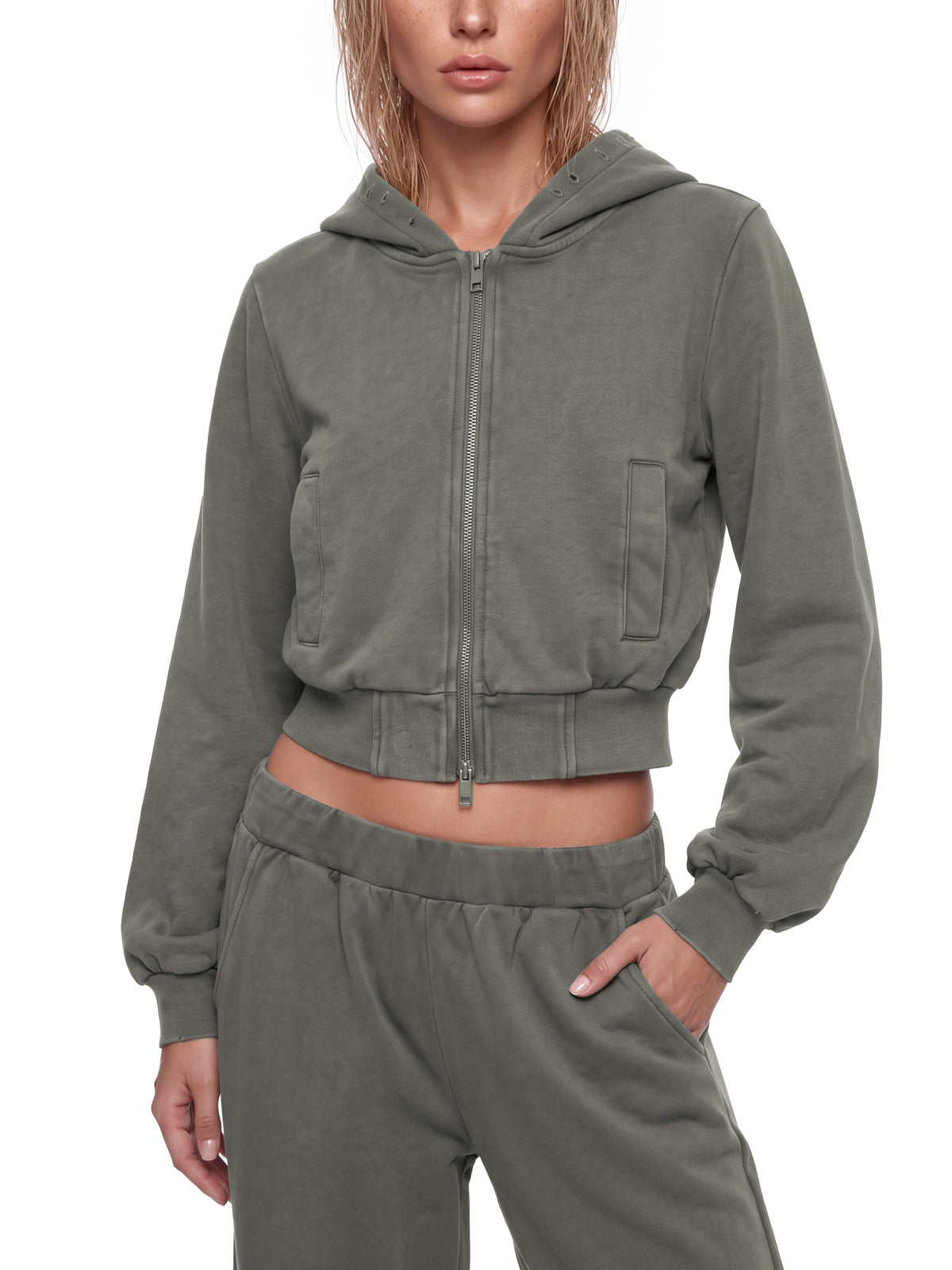 Model wearing a matching hoodie and sweatpants set – ZELX streetwear